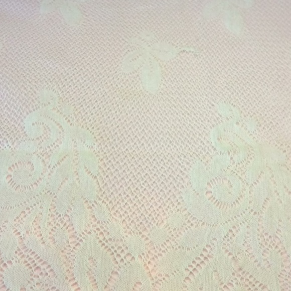 FINAL SALE PRICE 2 Pc. Lot of Lace/Mantle Scarf - Picture 4 of 7